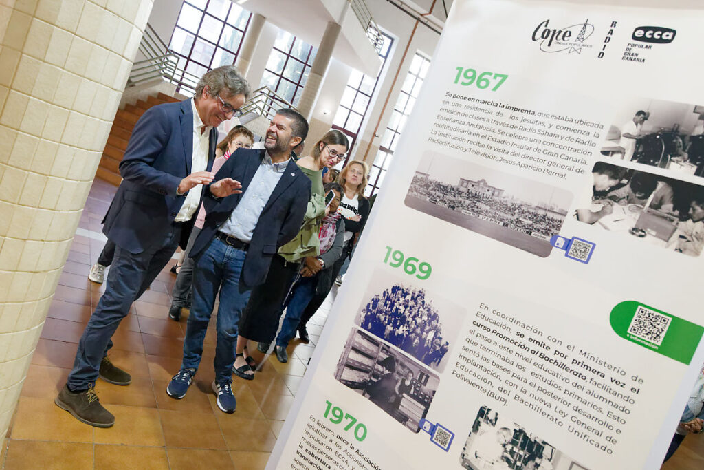 El director general de ecca.edu, José María Segura SJ, y el rector de la ULL, Francisco García en la exposición en la ULL