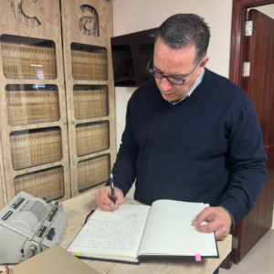 Consejero de educación del gobierno de canarias firmando en el libro de ecca.edu del 60 aniversario