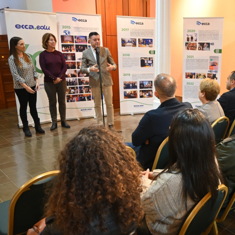 Gáldar acoge la exposición itinerante de ecca.edu: 60 años transformando vidas a través de la educación