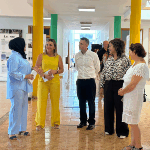 presencia del alcalde de Pájara, Alejandro Jorge, y la concejala de Desarrollo Local, Formación y Empleo, Lucía Darriba, acompañados de Carmen Nieves Hernández, delegada de ecca.edu en Fuerteventura