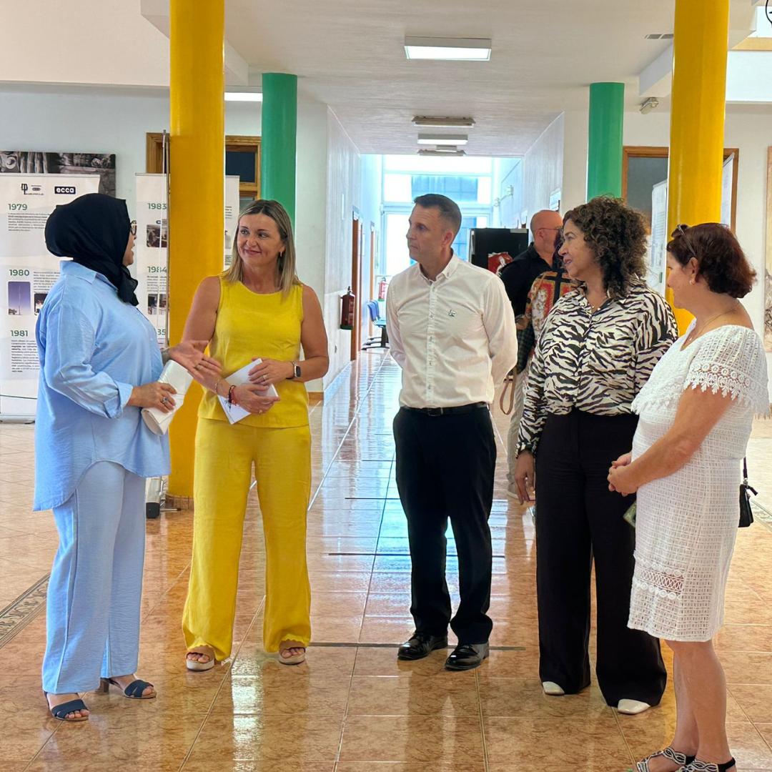 presencia del alcalde de Pájara, Alejandro Jorge, y la concejala de Desarrollo Local, Formación y Empleo, Lucía Darriba, acompañados de Carmen Nieves Hernández, delegada de ecca.edu en Fuerteventura