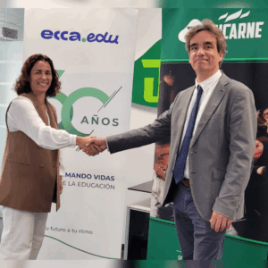 La firma del convenio contó con la presencia de Davinia Cabrera, directora general de Jucarne, SLU, y José María Segura SJ, director general de ecca.edu.