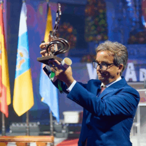 José María Segura SJ, director de ecca.edu recoge la Medalla de Oro del municipio de Moya