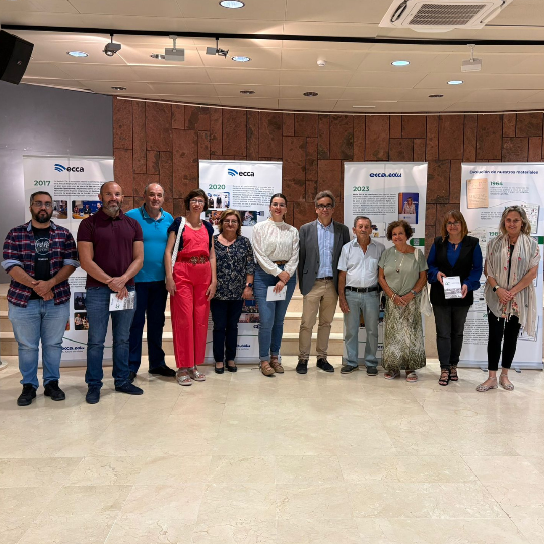 Foto de familia en la inauguración de la exposición de ecca.edu en La Gomera