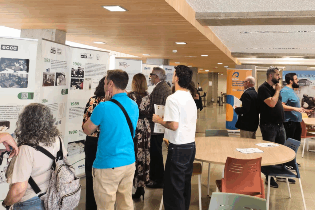 alumnado ulpgc viendo la exposición de ecca.edu en la biblioteca universitaria de la ULPGC