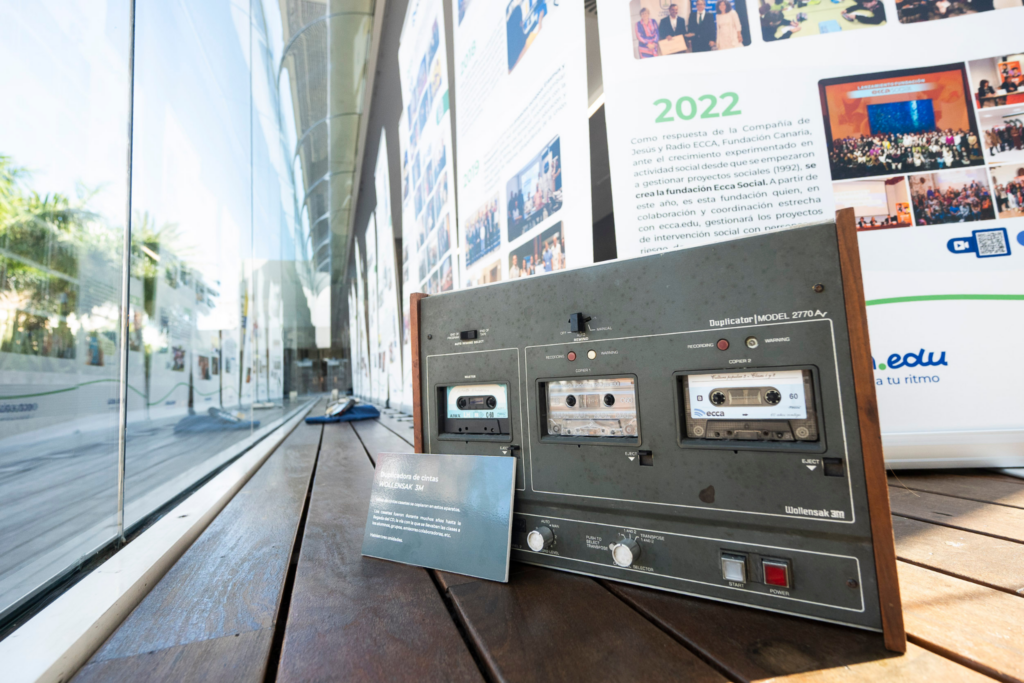 paneles informativos, recursos multimedia y piezas históricas de ecca.edu y la radio