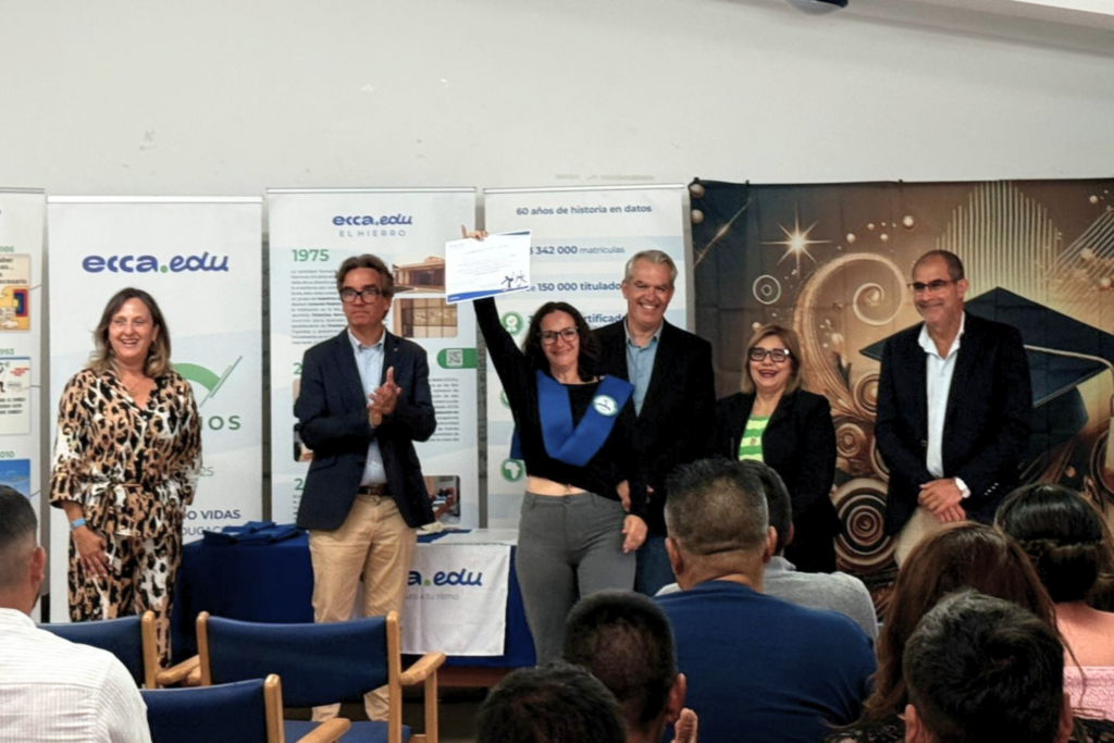 ecca.edu celebra la graduación de su alumnado en El Hierro en un emotivo acto de entrega de orlas