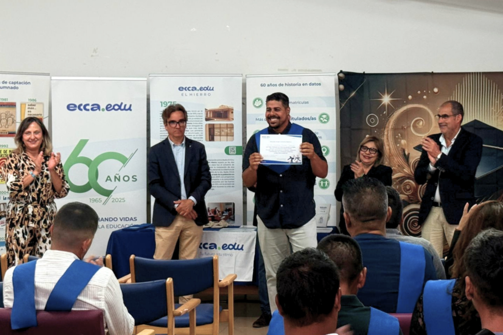 ecca.edu celebra la graduación de su alumnado en El Hierro en un emotivo acto de entrega de orlas