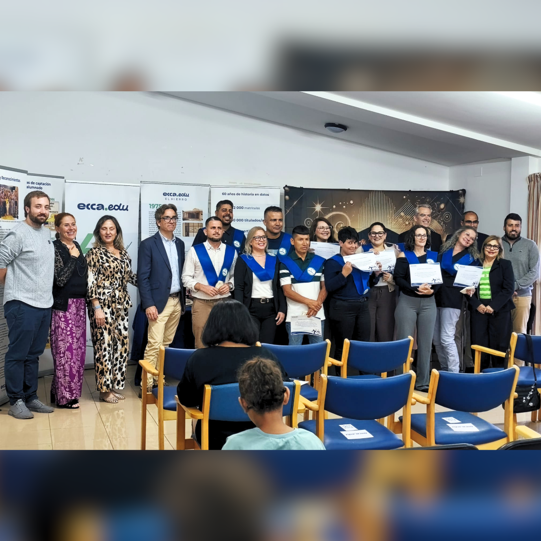 El Centro Sociocultural de Echedo se vistió de gala este miércoles para acoger el emotivo acto de entrega de orlas al alumnado de ecca.edu en El Hierro.