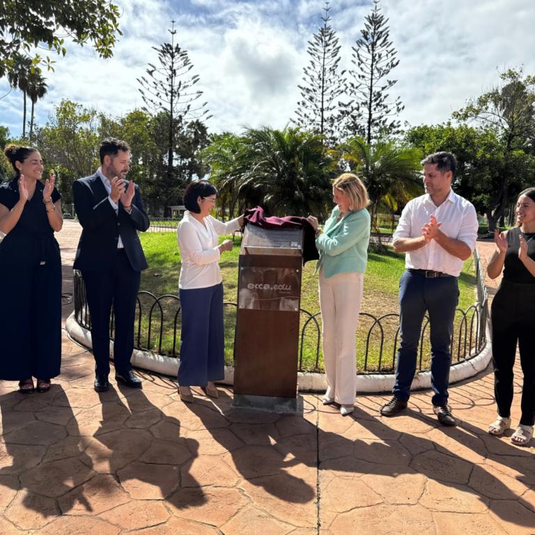 El Ayuntamiento de Las Palmas de Gran Canaria homenajea a ecca.edu con un monolito conmemorativo en el parque Hermanos Millares